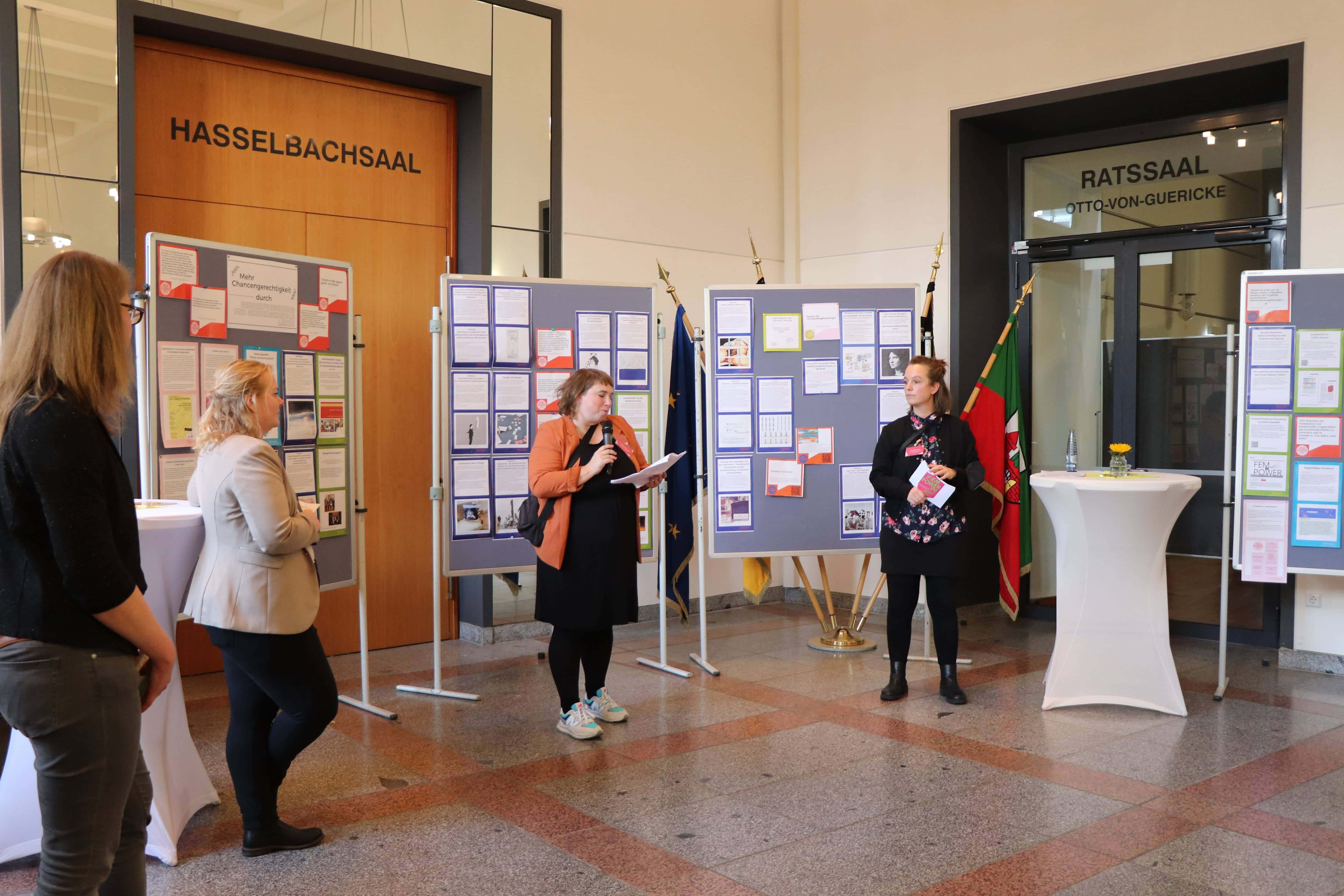 Annika Sominka und Sarah Czerney (dritte und vierte v.l.) stellen die Themeninsel ´Mehr Chancengerechtigkeit in der wissenschaftlichen Karriere´ vor