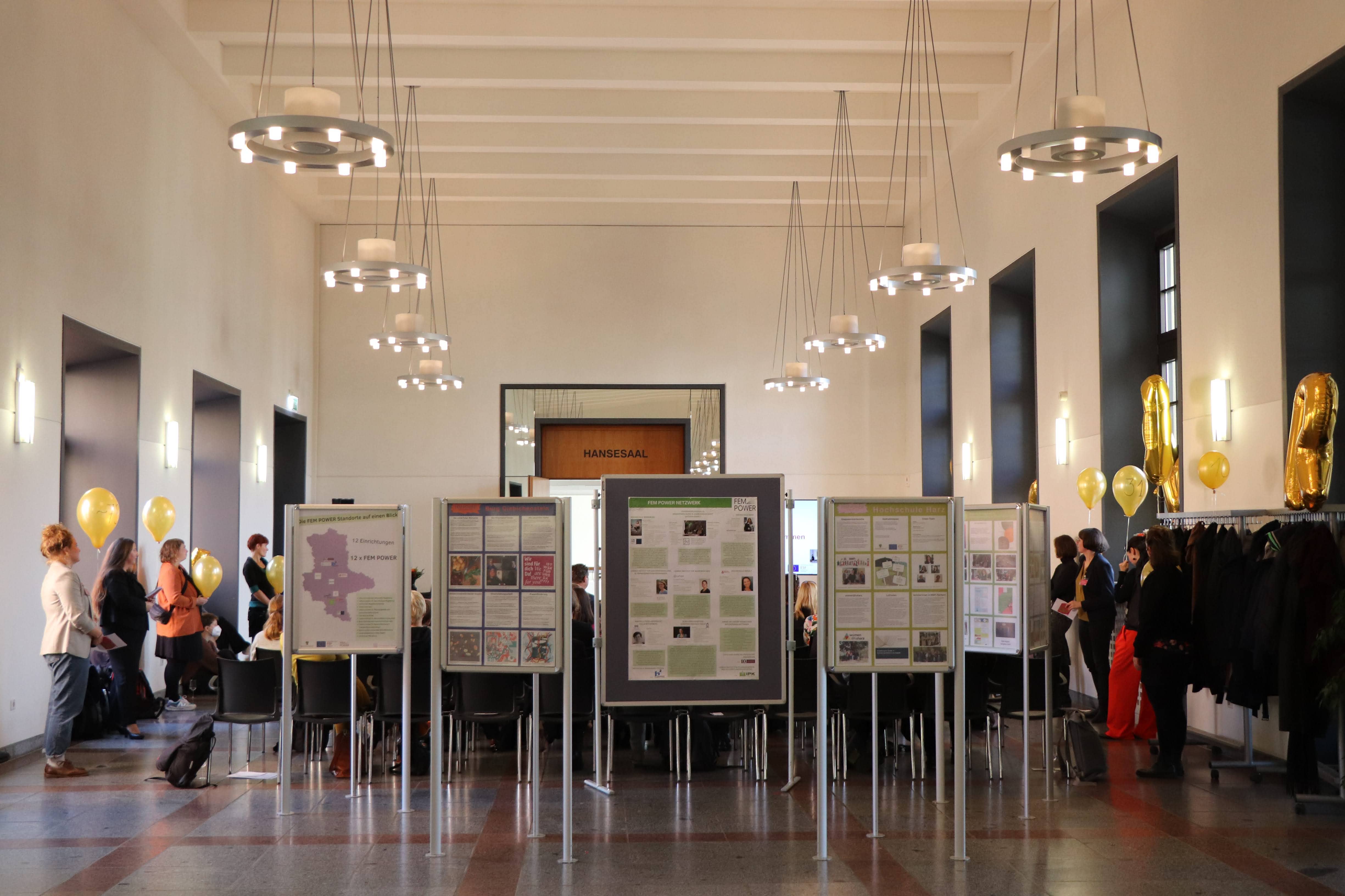 Posteraustellung der einzelnen FEM POWER Standorte