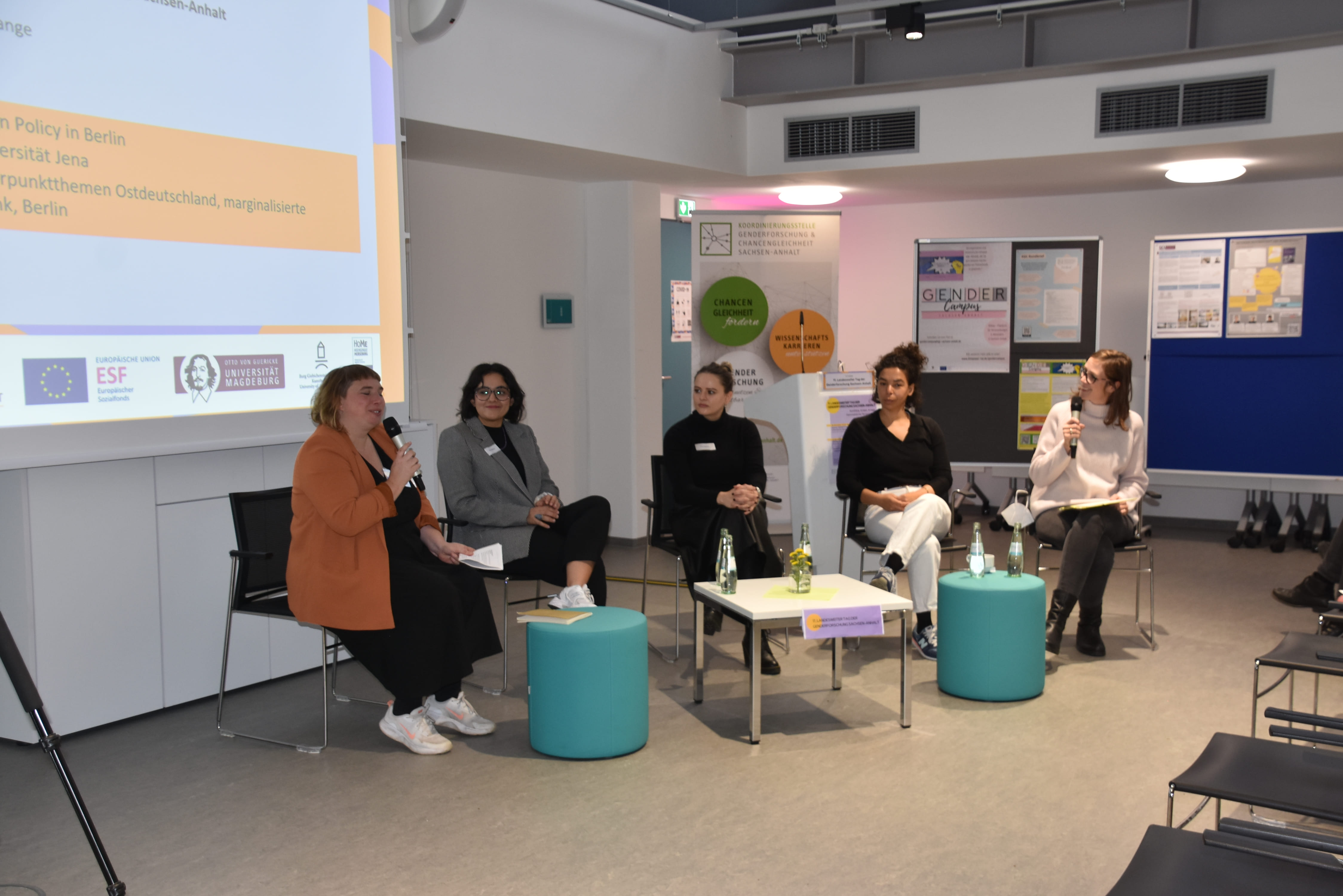 Hybride Podiumsdiskussion über feministische Perspektiven auf Krise (v.l._ Annika Sominka, Sarah Fahartiar, Dr.in Tine Haubner, Katharina Warda und Verena Stange)