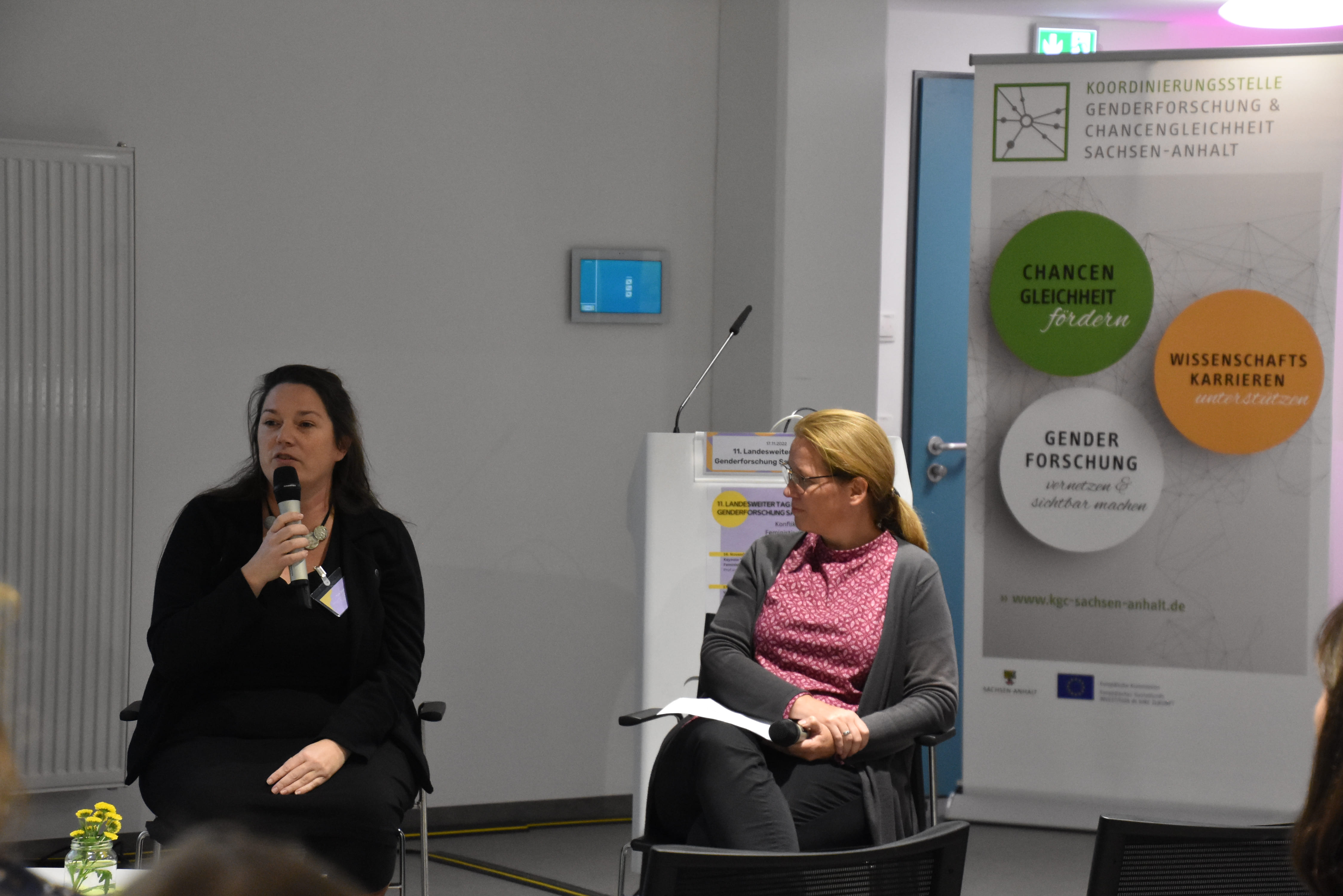 x Vorstellung der Marianne-Schminder-Gastprofessur - Dr.in Tina Jung (v.l.) und Michalea Frohberg im Dialog
