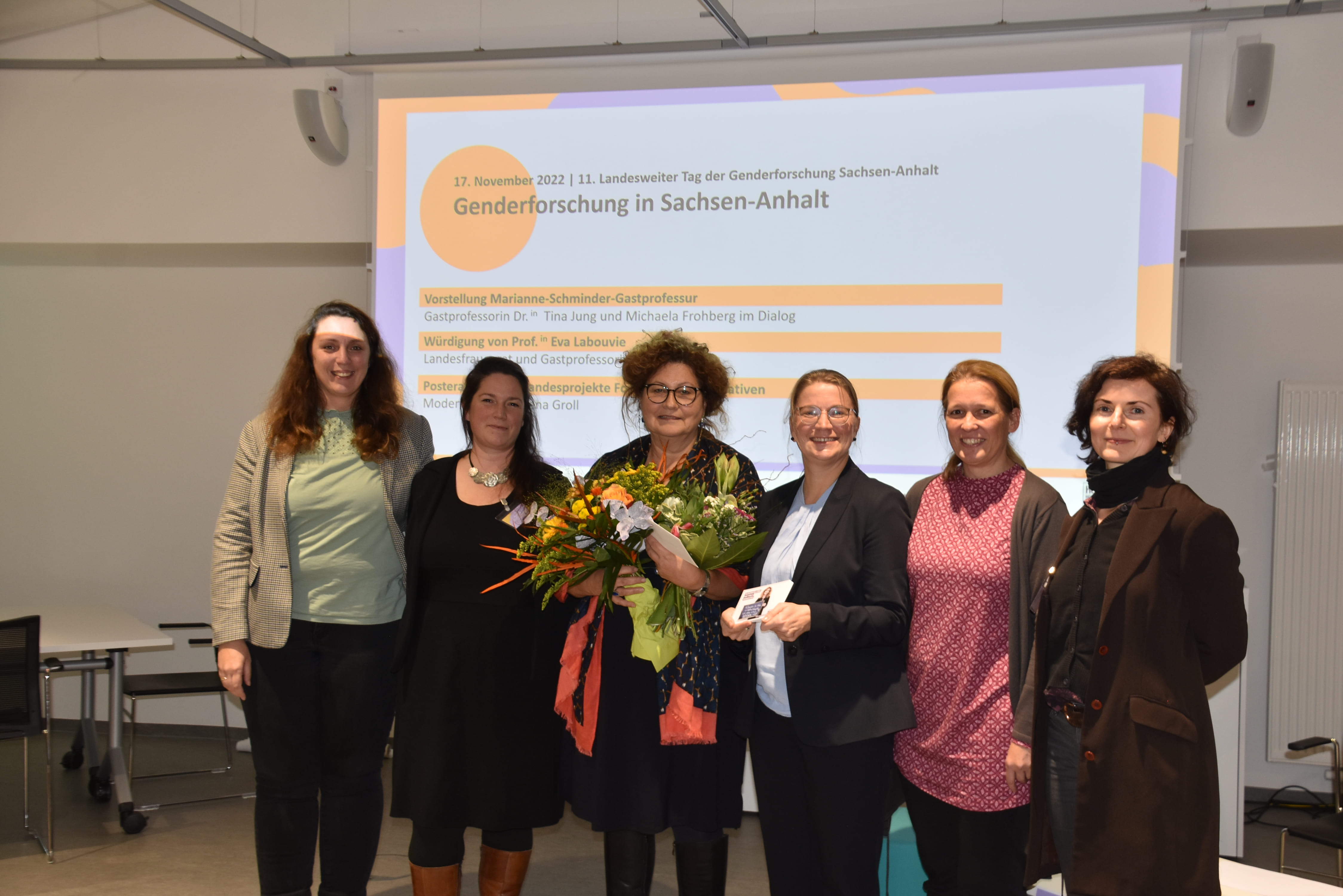 Würdigung Prof.in Eva Labouvies (v.l.: Mareike Fingerhut-Säck, Dr.in Tina Jung, Prof.in Eva Labouvie, Daniela Suchantke, Michaela Frohberg und Morena Groll)