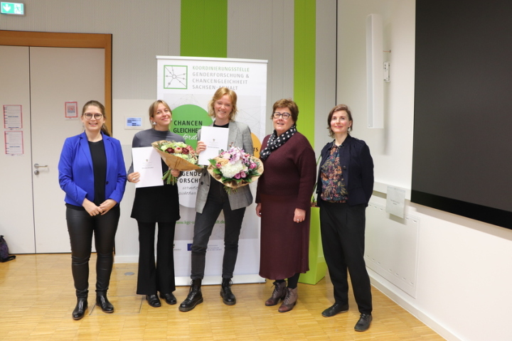 v.l.n.r. Landesgleichstellungsbeauftragte Sarah Schulze, Hannah Emmy Schnelle, Tamina Rössger, Ministerin Petra Grimm-Benne, Morena Groll (KGC) 
